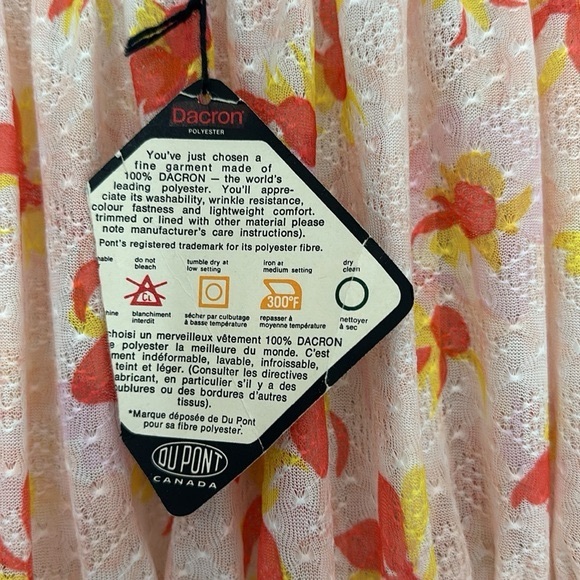 VINTAGE GOWN WITH ORIGINAL TAG ATTACHED - Picture 2 of 6